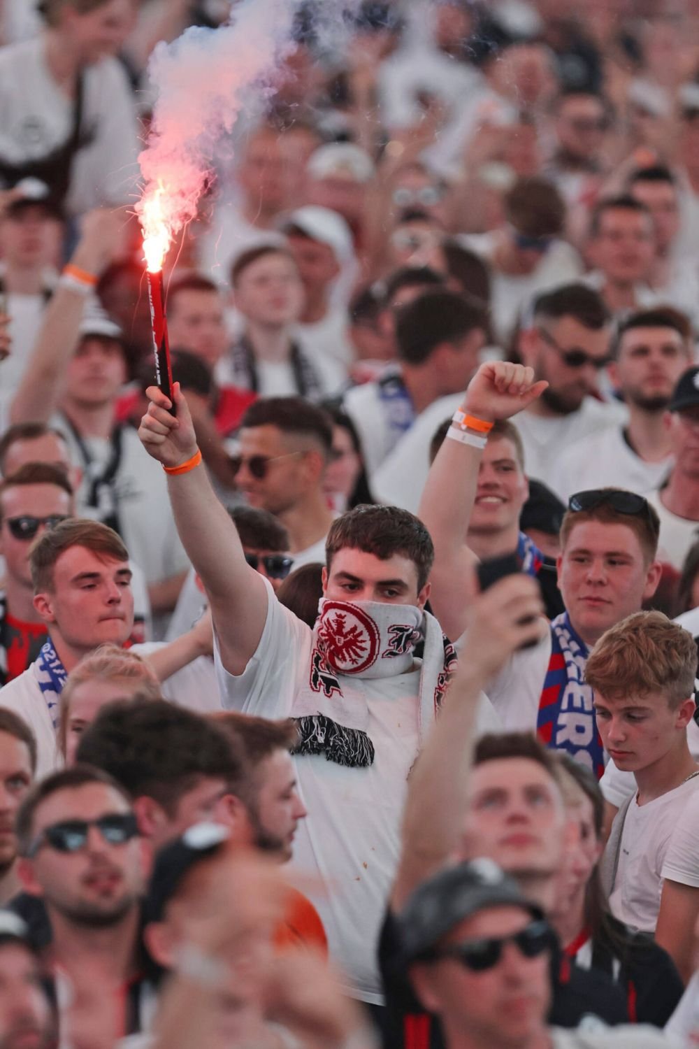 Imagini impresionante din Frankfurt! Fanii au umplut stadionul până la refuz pentru a vedea finala Europa League pe ecrane uriașe_8