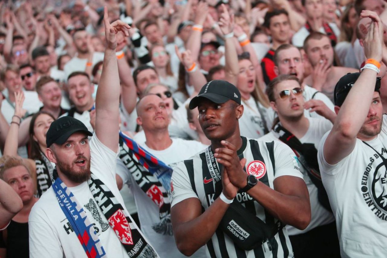 Imagini impresionante din Frankfurt! Fanii au umplut stadionul până la refuz pentru a vedea finala Europa League pe ecrane uriașe_10