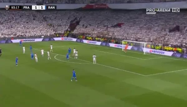 Borre putea realiza dubla, dar este blocat în ultimul moment de către Bassey.