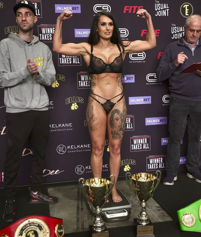 Imagini incredibile la o gală de box! Una dintre sportive a apărut îmbrăcată doar în lenjerie intimă, spre uimirea tuturor_10