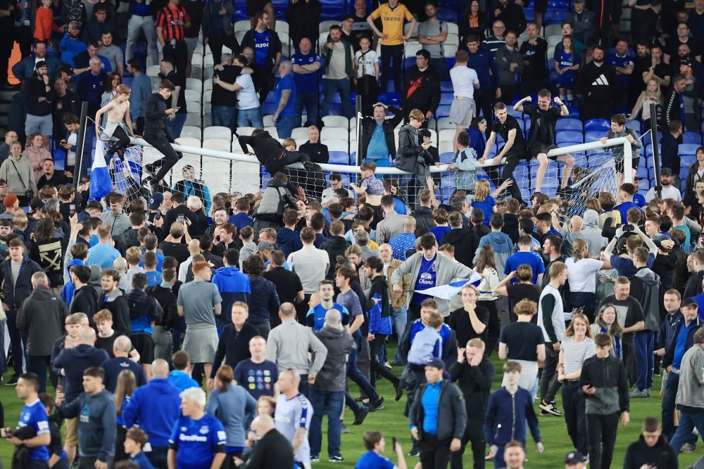 Nebunie la Everton! Fanii au intrat pe teren în timpul meciului, iar Patrick Vieira a lovit un suporter_1