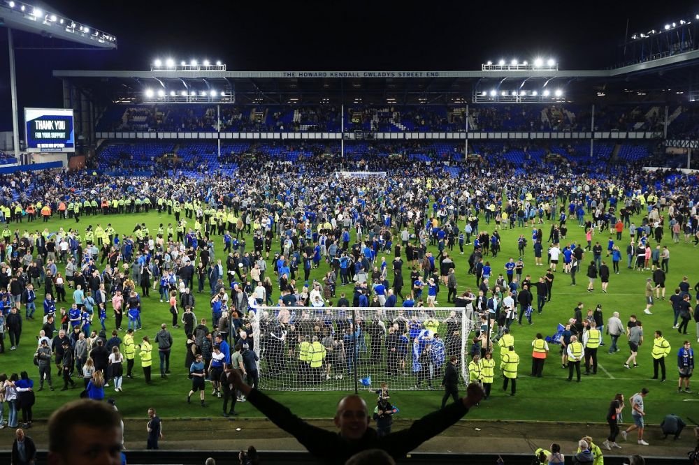Nebunie la Everton! Fanii au intrat pe teren în timpul meciului, iar Patrick Vieira a lovit un suporter_2