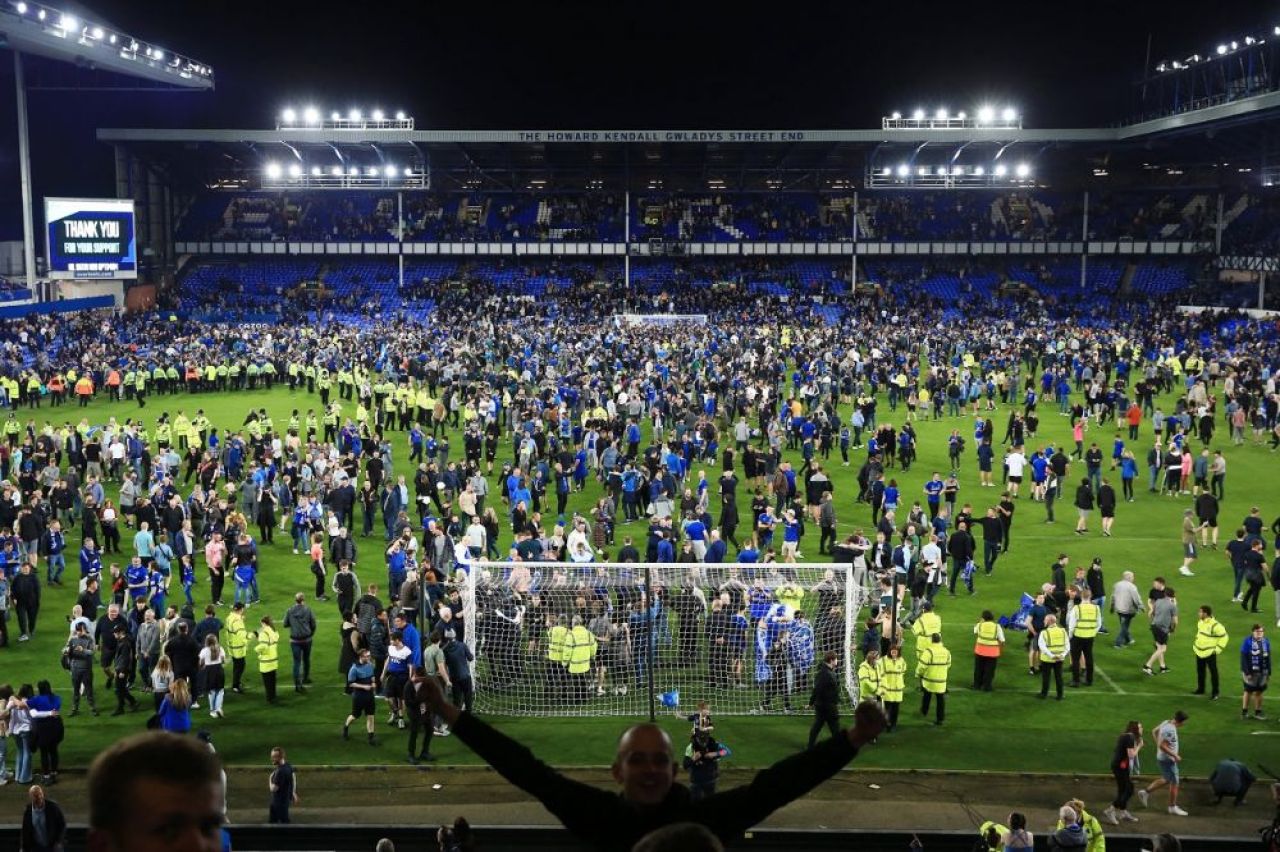 Nebunie la Everton! Fanii au intrat pe teren în timpul meciului, iar Patrick Vieira a lovit un suporter_2
