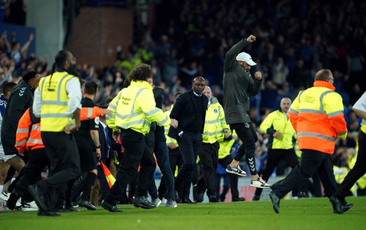 Nebunie la Everton! Fanii au intrat pe teren în timpul meciului, iar Patrick Vieira a lovit un suporter_4