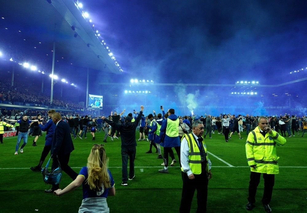 Nebunie la Everton! Fanii au intrat pe teren în timpul meciului, iar Patrick Vieira a lovit un suporter_7