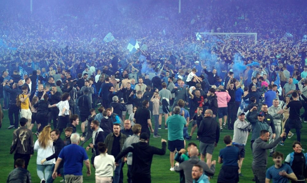 Nebunie la Everton! Fanii au intrat pe teren în timpul meciului, iar Patrick Vieira a lovit un suporter_8