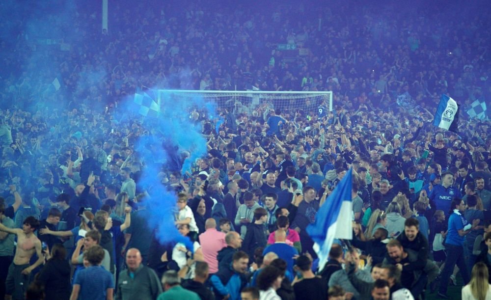 Nebunie la Everton! Fanii au intrat pe teren în timpul meciului, iar Patrick Vieira a lovit un suporter_9