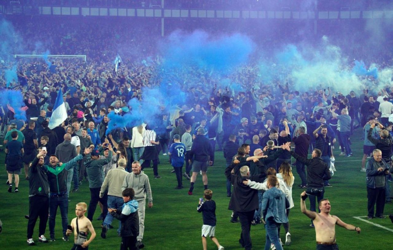Nebunie la Everton! Fanii au intrat pe teren în timpul meciului, iar Patrick Vieira a lovit un suporter_10