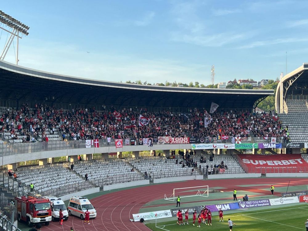 „Prestația voastră e de carnaval!” / „Degeaba aveți orgasme, t***e masculine!” Mesajele afișate de fanii lui U Cluj și Dinamo _1