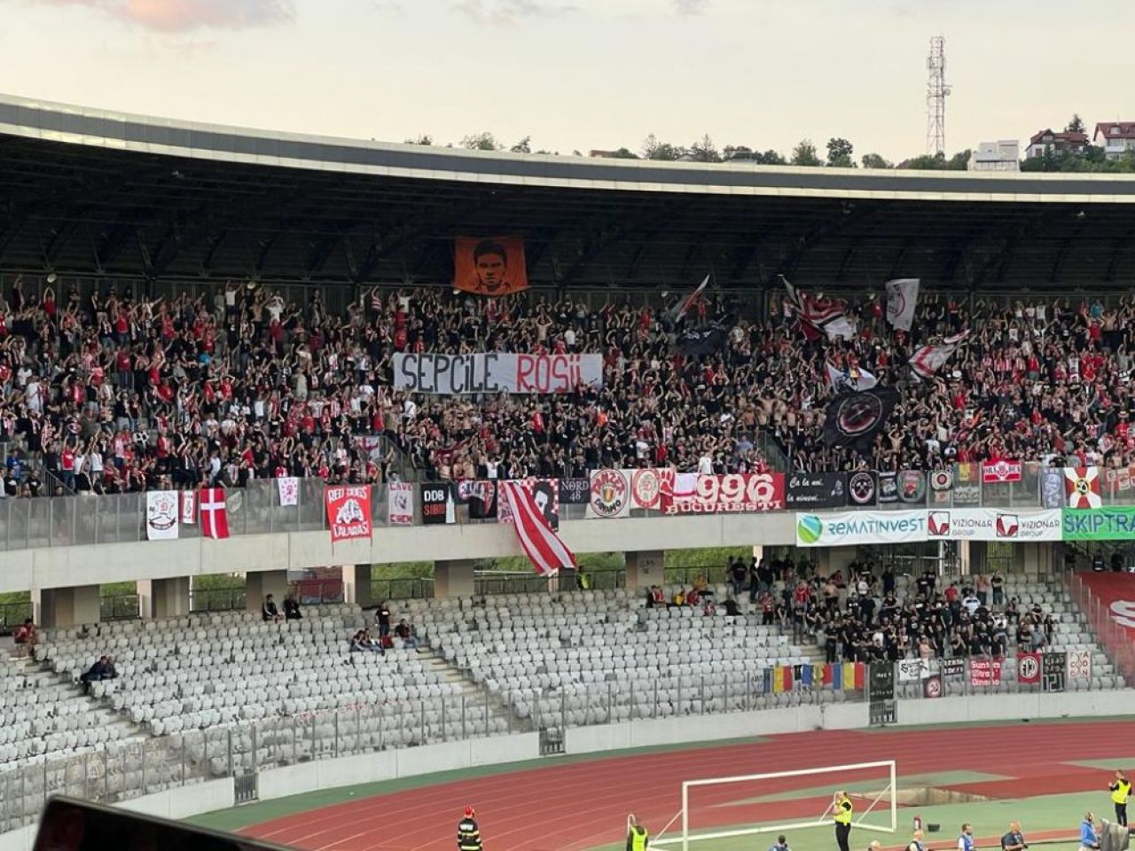 „Prestația voastră e de carnaval!” / „Degeaba aveți orgasme, t***e masculine!” Mesajele afișate de fanii lui U Cluj și Dinamo _4