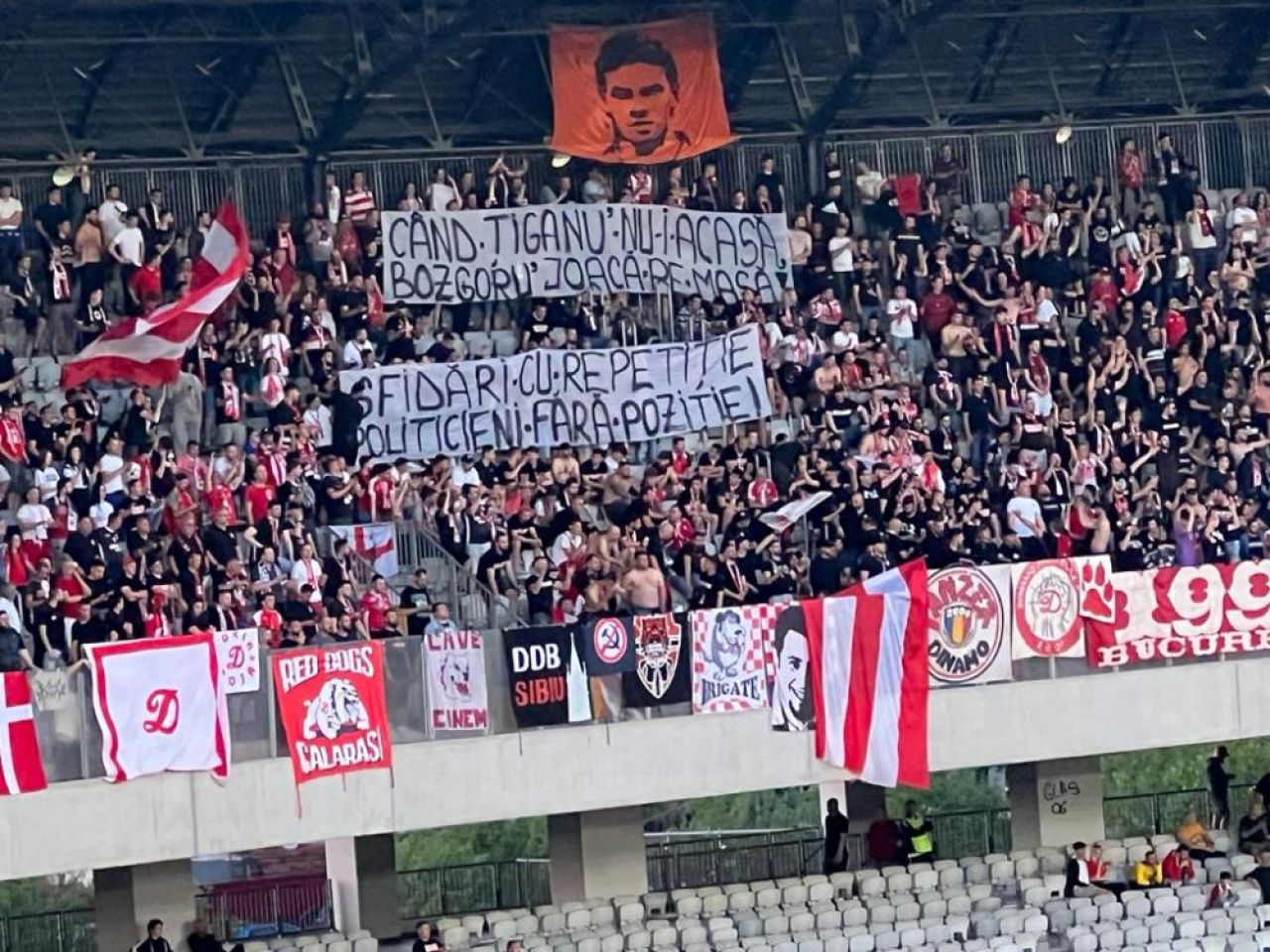 „Prestația voastră e de carnaval!” / „Degeaba aveți orgasme, t***e masculine!” Mesajele afișate de fanii lui U Cluj și Dinamo _5