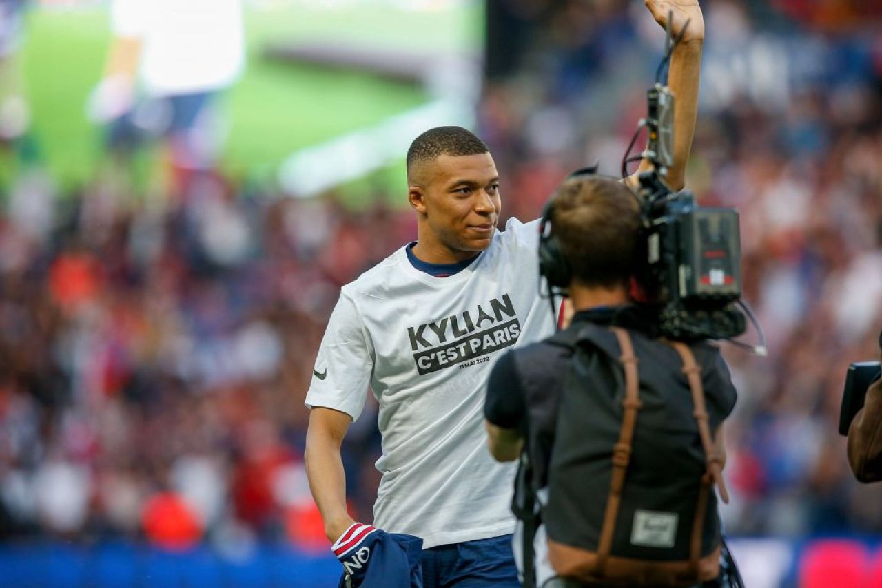 NEWS ALERT! Paris Saint-Germain a anunțat OFICIAL prelungirea contractului lui Kylian Mbappe! _11