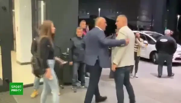 Dinamovișii, în asediu la Cluj! Scandal incredibil cu fanii: "Sunt nesimțiti!". Se intenționează escortarea spre București cu jandarmeria