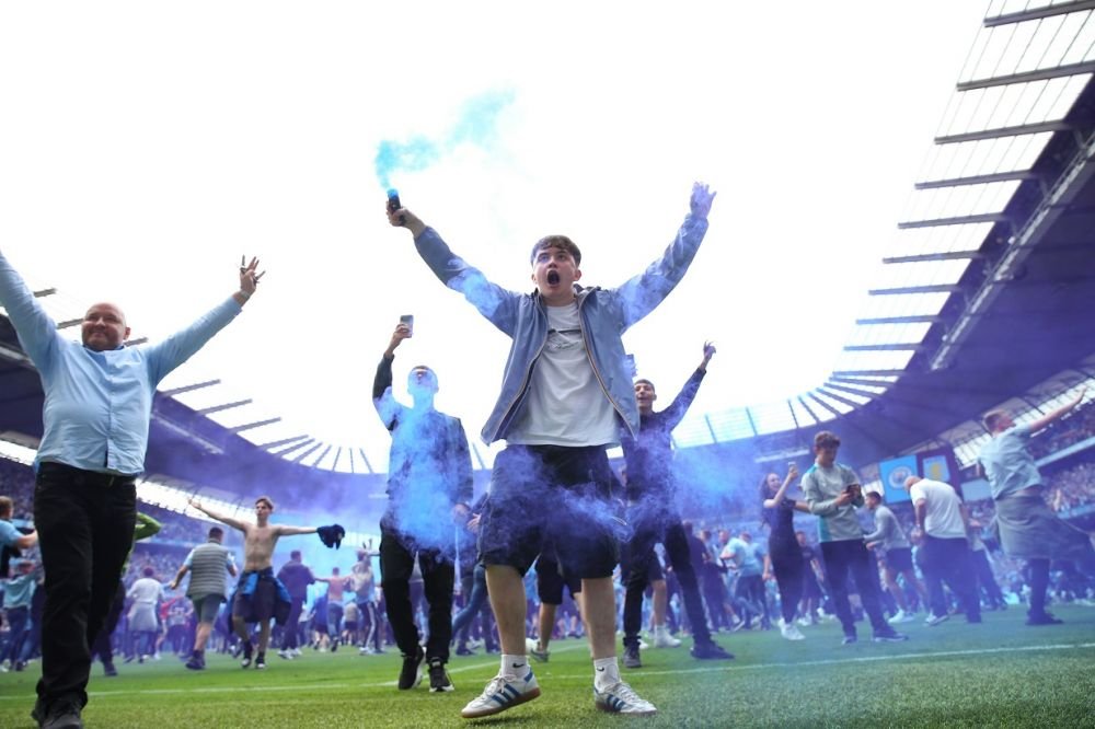 Explozie de bucurie pe Etihad! Fanii lui Manchester City au dăr&acirc;mat o poartă după titlul c&acirc;știgat