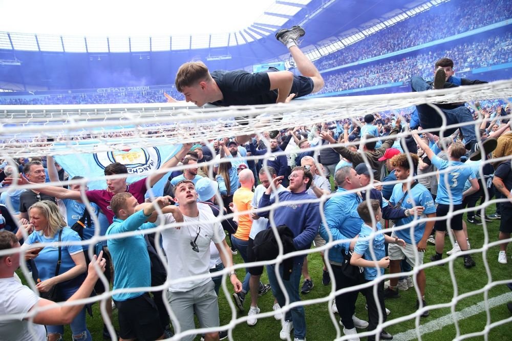 Explozie de bucurie pe Etihad! Fanii lui Manchester City au dărâmat o poartă după titlul câștigat_4