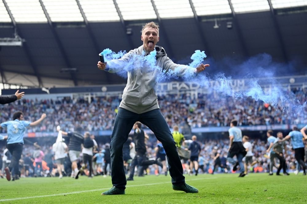 Explozie de bucurie pe Etihad! Fanii lui Manchester City au dărâmat o poartă după titlul câștigat_5