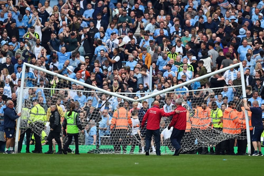 Explozie de bucurie pe Etihad! Fanii lui Manchester City au dărâmat o poartă după titlul câștigat_10