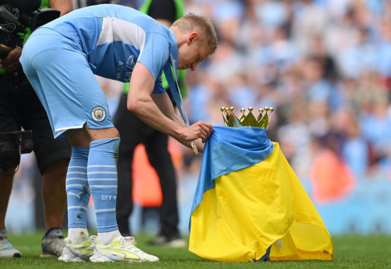 Momente impresionante la sărbătoarea lui City! Zinchenko a 'îmbrăcat' trofeul în steagul Ucrainei și a izbucnit în lacrimi_2