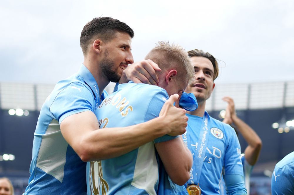 Momente impresionante la sărbătoarea lui City! Zinchenko a 'îmbrăcat' trofeul în steagul Ucrainei și a izbucnit în lacrimi_4