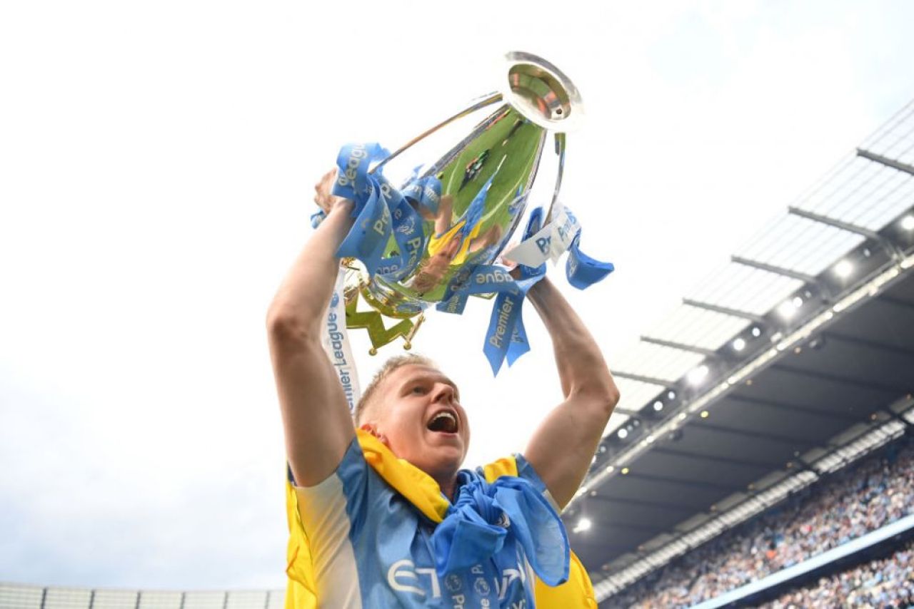 Momente impresionante la sărbătoarea lui City! Zinchenko a 'îmbrăcat' trofeul în steagul Ucrainei și a izbucnit în lacrimi_5