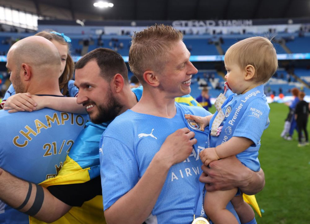 Momente impresionante la sărbătoarea lui City! Zinchenko a 'îmbrăcat' trofeul în steagul Ucrainei și a izbucnit în lacrimi_6