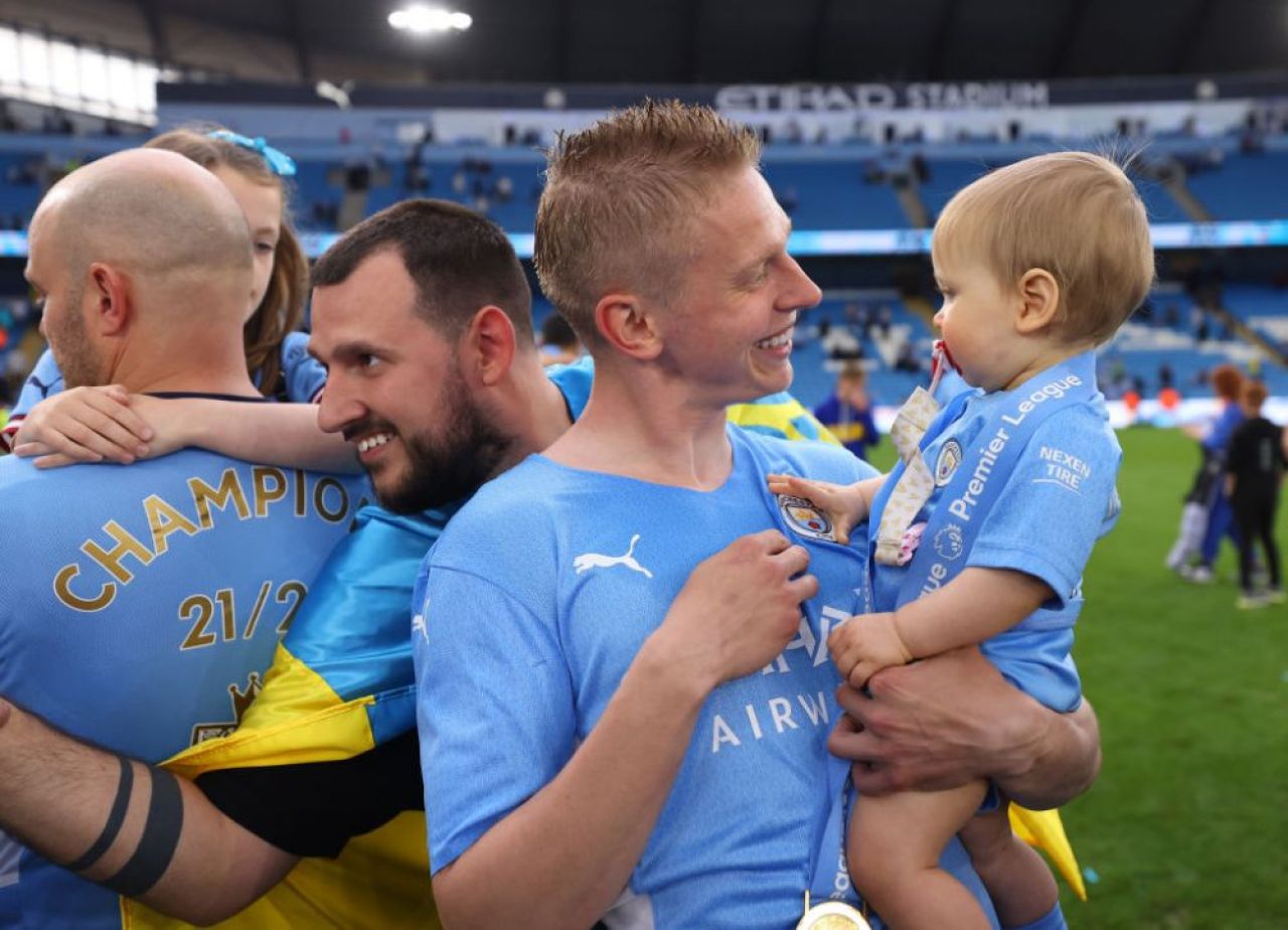 Momente impresionante la sărbătoarea lui City! Zinchenko a 'îmbrăcat' trofeul în steagul Ucrainei și a izbucnit în lacrimi_6