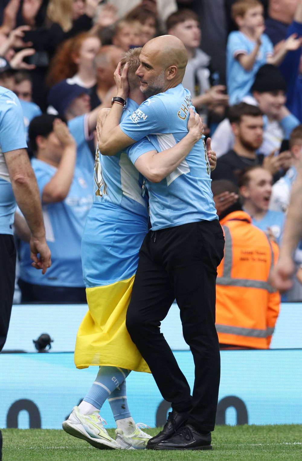 Momente impresionante la sărbătoarea lui City! Zinchenko a 'îmbrăcat' trofeul în steagul Ucrainei și a izbucnit în lacrimi_8