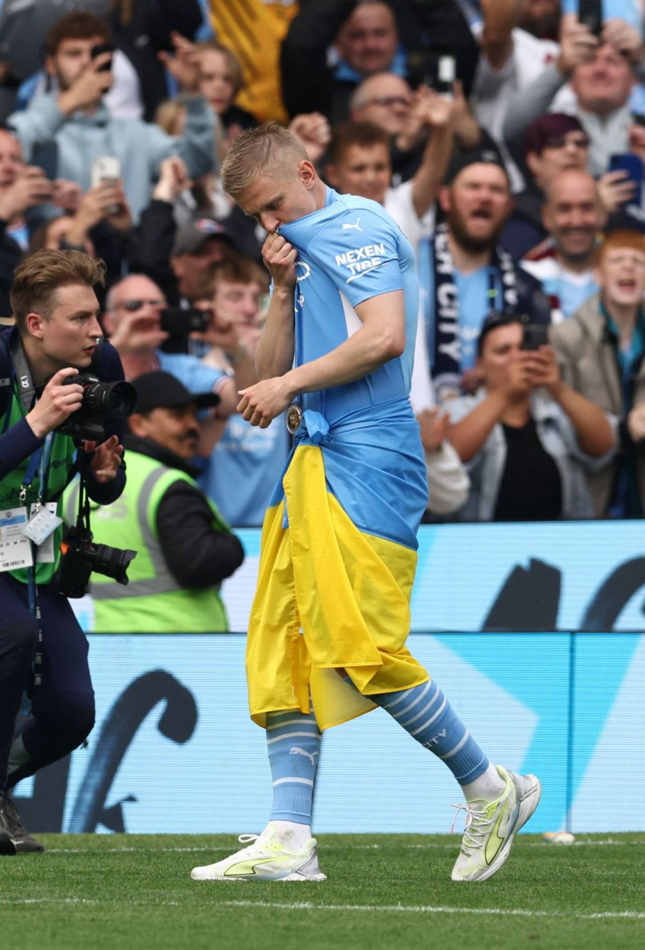 Momente impresionante la sărbătoarea lui City! Zinchenko a 'îmbrăcat' trofeul în steagul Ucrainei și a izbucnit în lacrimi_9