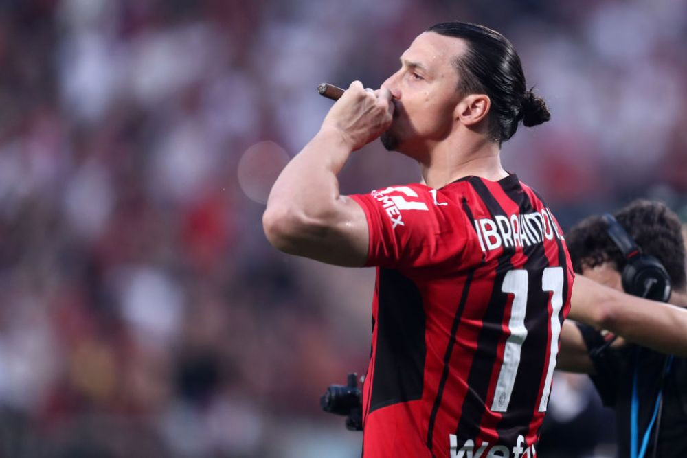 Aroganță a la Ibrahimovic! A sărbătorit cu stil titlul c&acirc;știgat pe Milan și și-a aprins un trabuc pe teren: reacția colegilor&nbsp;