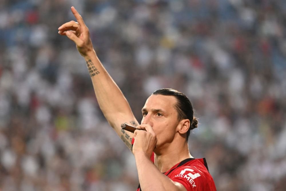 Aroganță a la Ibrahimovic! A sărbătorit cu stil titlul câștigat pe Milan și și-a aprins un trabuc pe teren: reacția colegilor _2