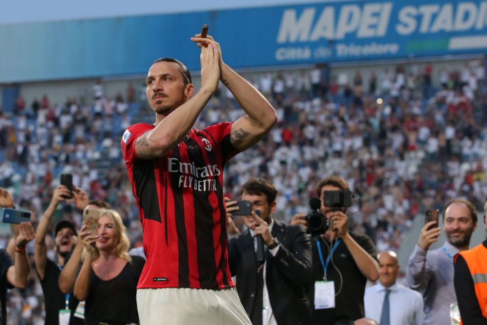 Aroganță a la Ibrahimovic! A sărbătorit cu stil titlul câștigat pe Milan și și-a aprins un trabuc pe teren: reacția colegilor _3