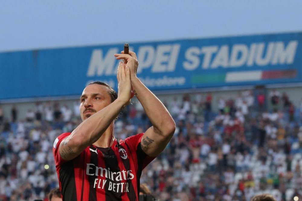 Aroganță a la Ibrahimovic! A sărbătorit cu stil titlul câștigat pe Milan și și-a aprins un trabuc pe teren: reacția colegilor _4