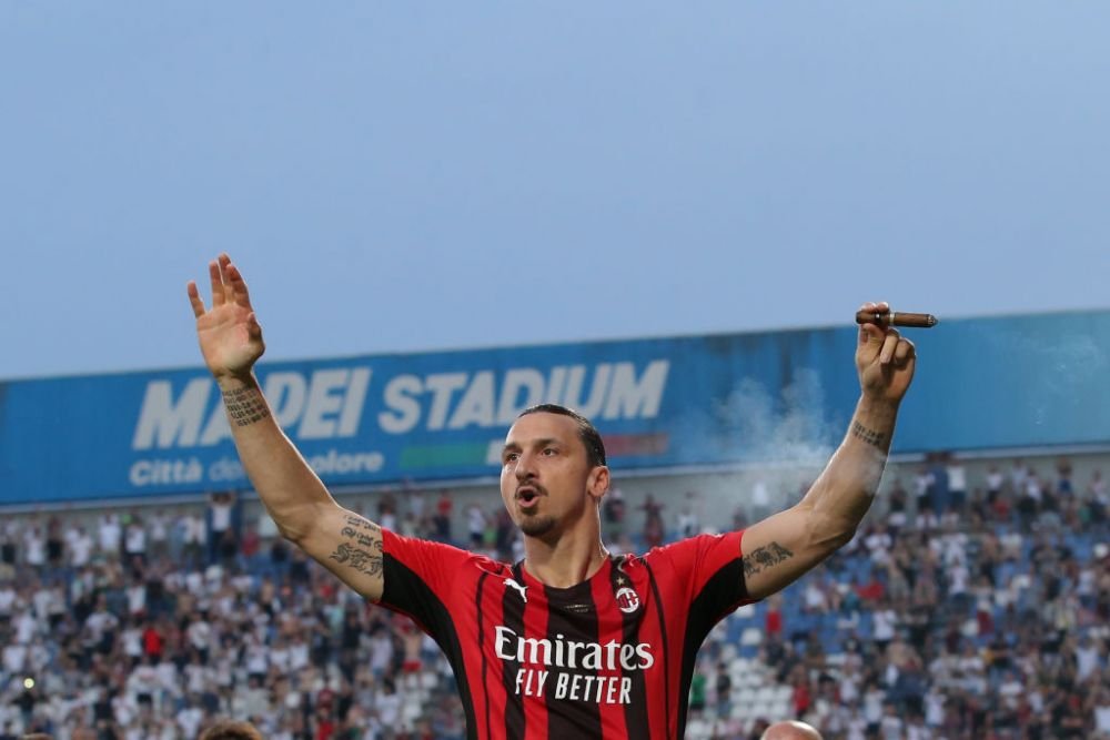 Aroganță a la Ibrahimovic! A sărbătorit cu stil titlul câștigat pe Milan și și-a aprins un trabuc pe teren: reacția colegilor _5