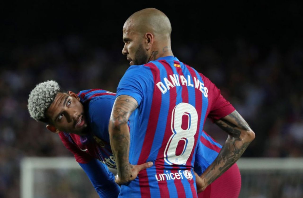 Dani Alves vrea să rămână la Barcelona și pentru următorul sezon. „Nu ține de mine, dar sunt recunoscător!”_4