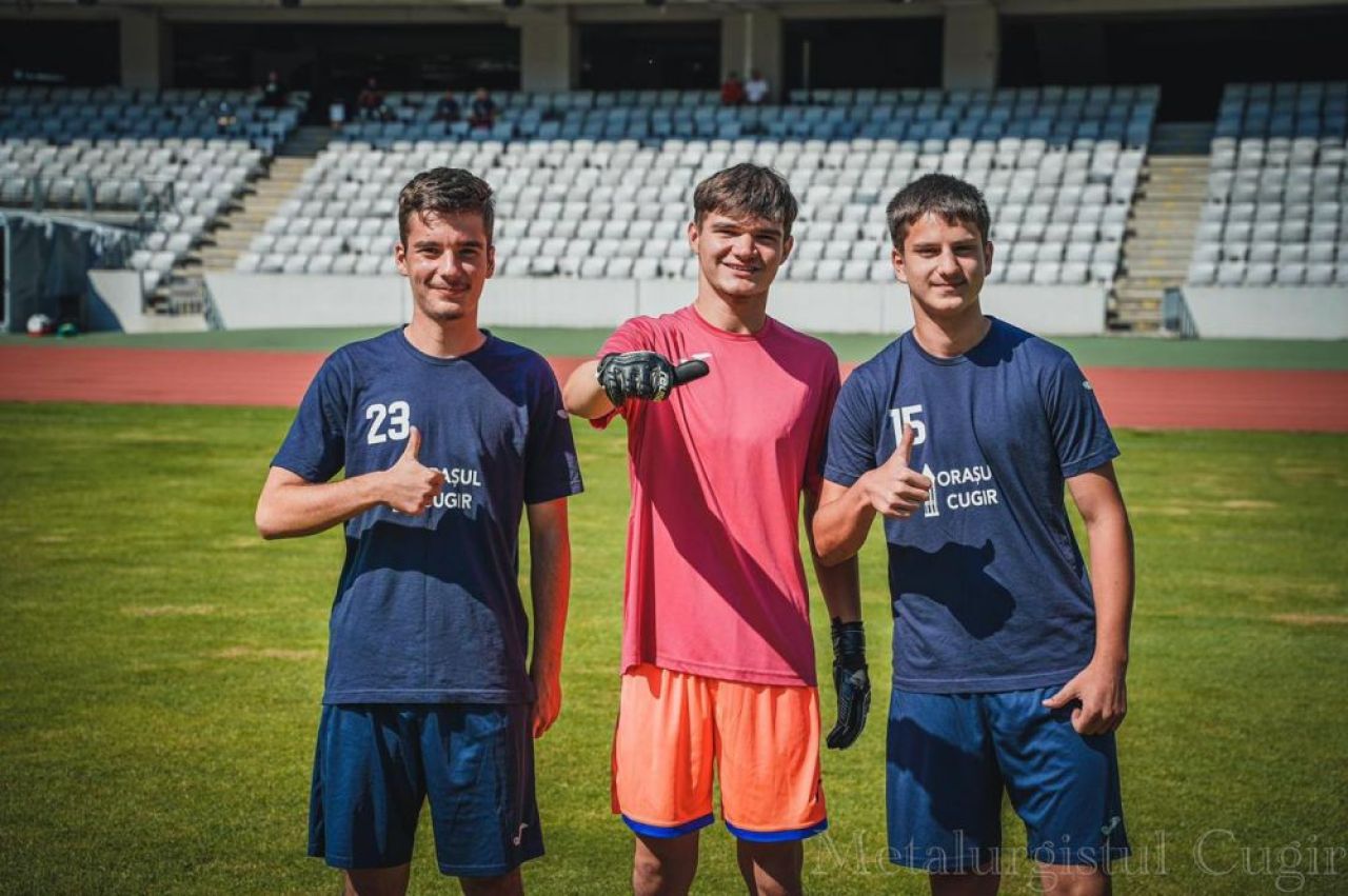 Tatăl și fiul formează cuplul de fundași centrali la o echipă care se luptă pentru promovarea în Liga 2!_5