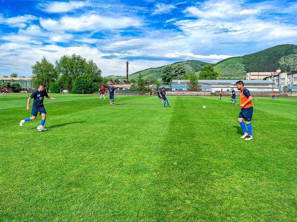 Tatăl și fiul formează cuplul de fundași centrali la o echipă care se luptă pentru promovarea în Liga 2!_6