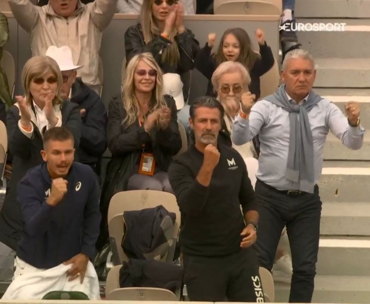 „Ține-ți dușmanii aproape!” :) Familia Halep, surprinsă într-o ipostază incredibilă, în primul meci al Simonei la Paris_1