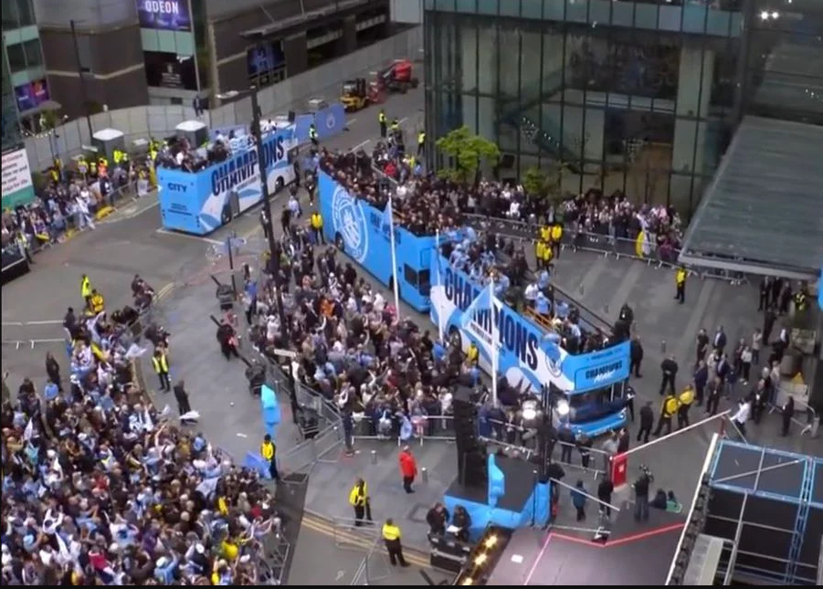 Manchester City, ținta ironiilor după sărbătoarea titlului: „Petrol versus istorie! / La nunțile din Asia sunt mai mulți oameni!” _23