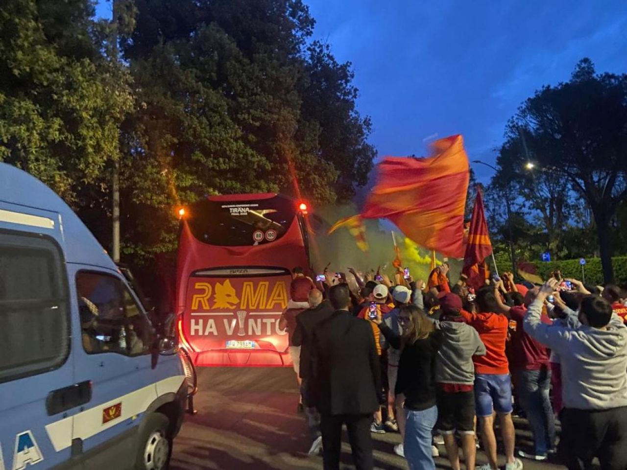 Mourinho Imperator! Antrenorul și jucătorii Romei au fost asaltați de suporteri la 5 dimineața după succesul din Conference League_1