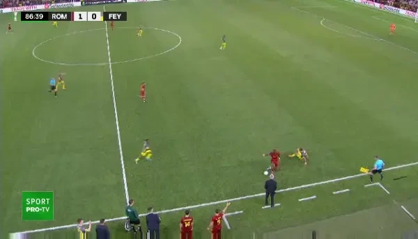 Se vede că-i al lu Mourinho! Fază virală cu Abraham &icirc;n finala Conference League! A exagerat un fault și după a fost surprins făc&acirc;nd cu ochiul