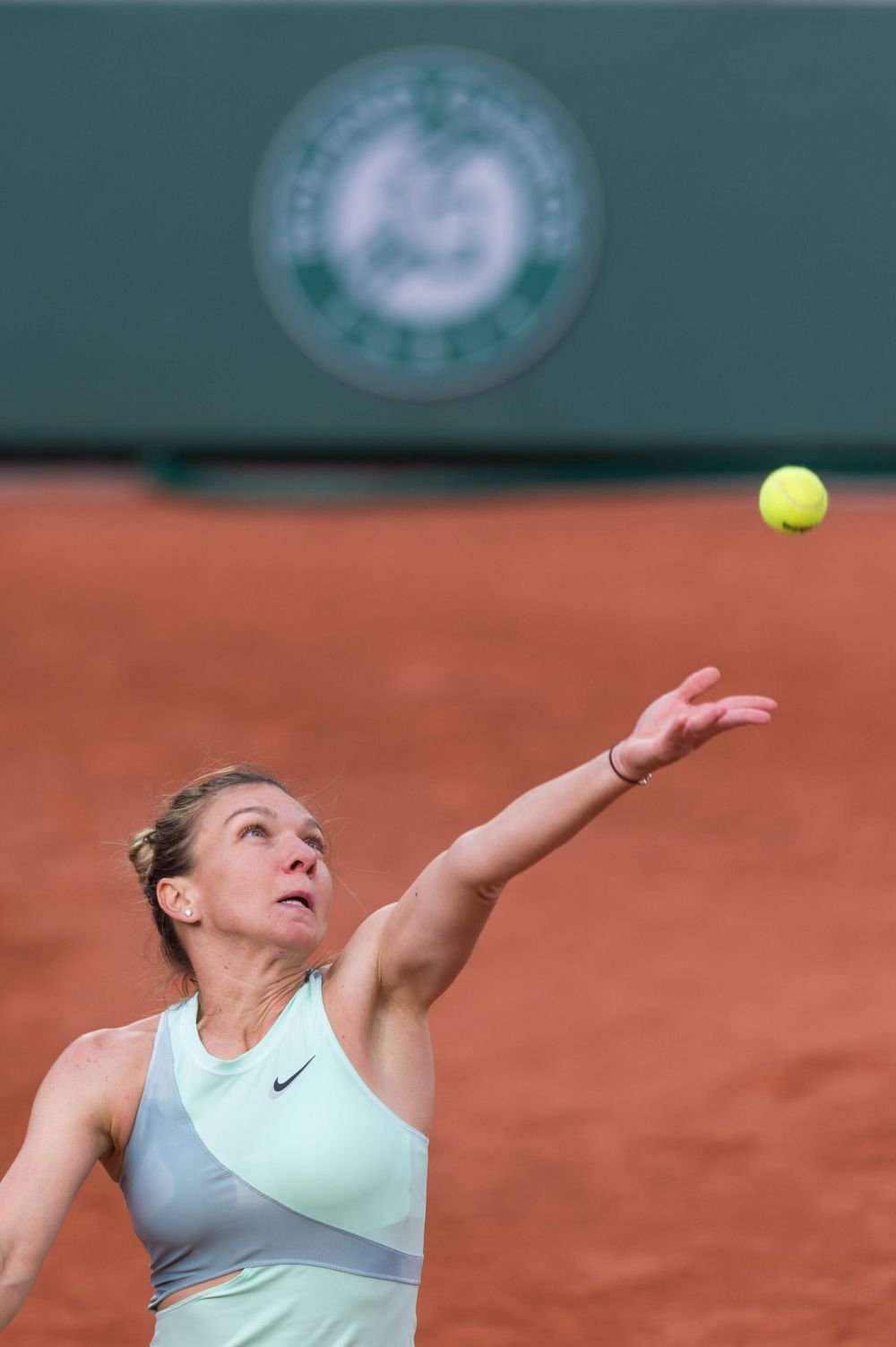 Simona Halep, eliminată pentru prima dată în turul 2 la Roland Garros, după 7 ani: Halep a pierdut cu 2-6, 6-2, 6-1 în fața unei puștoaice de 19 ani_22