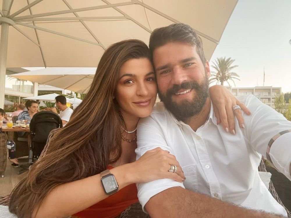 Alisson Becker, un fotbalist atipic. Portarul lui Liverpool se iubește cu un medic: 
