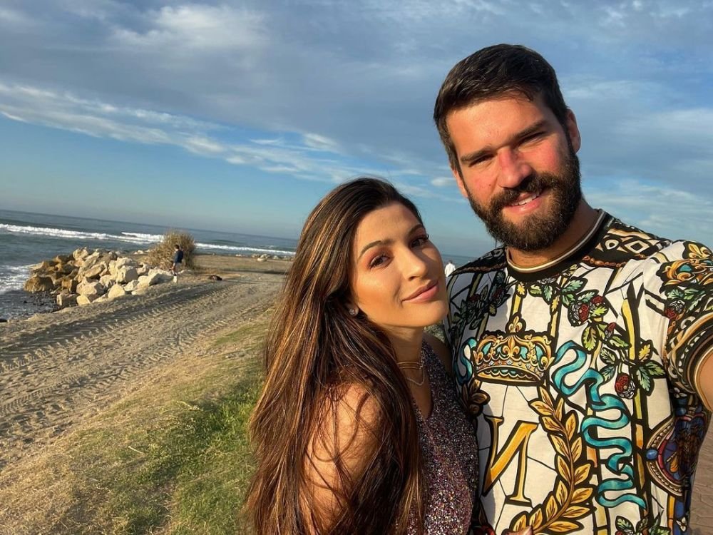 Alisson Becker, un fotbalist atipic. Portarul lui Liverpool se iubește cu un medic: 