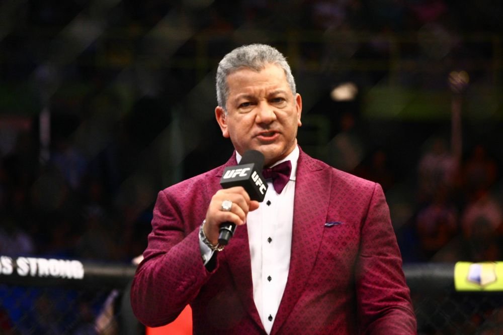 Cât costă ținutele de prezentare ale prezentatorului UFC, Bruce Buffer_2