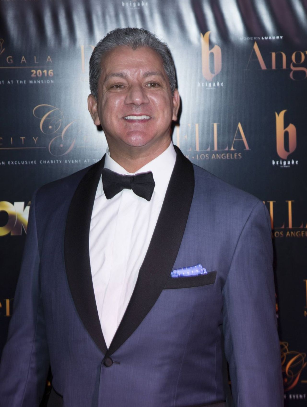 Cât costă ținutele de prezentare ale prezentatorului UFC, Bruce Buffer_3