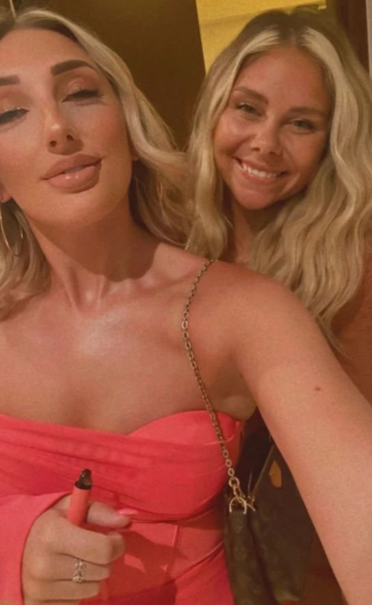 Scandal uriaș în Anglia! Fostul jucător al lui Liverpool, fotografiat în pat cu două femei necunoscute, cu două săptămâni înainte de nuntă