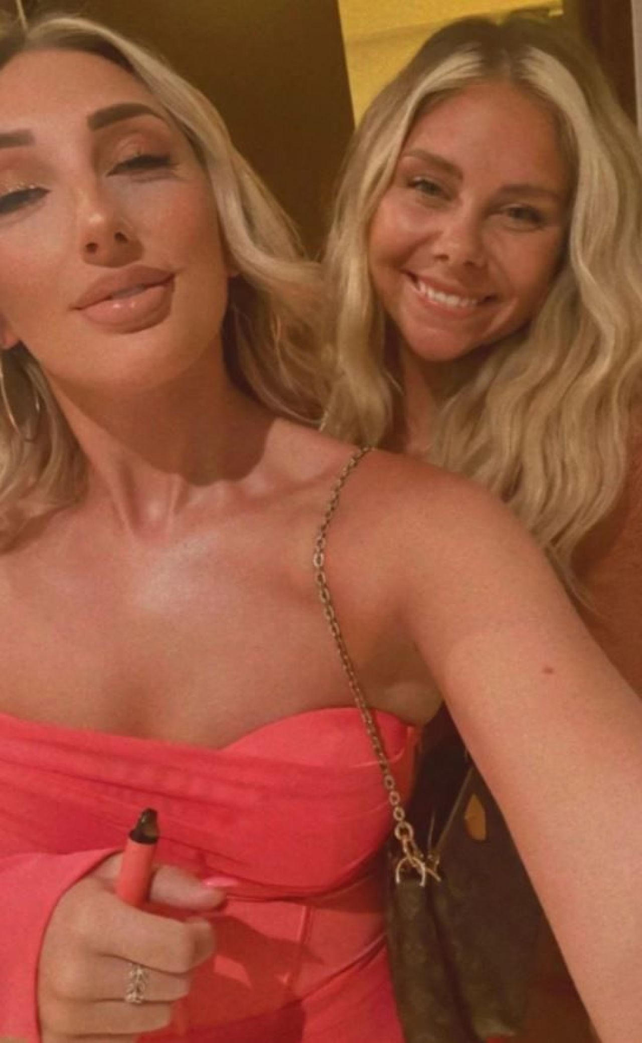 Scandal uriaș în Anglia! Fostul jucător al lui Liverpool, fotografiat în pat cu două femei necunoscute, cu două săptămâni înainte de nuntă _1