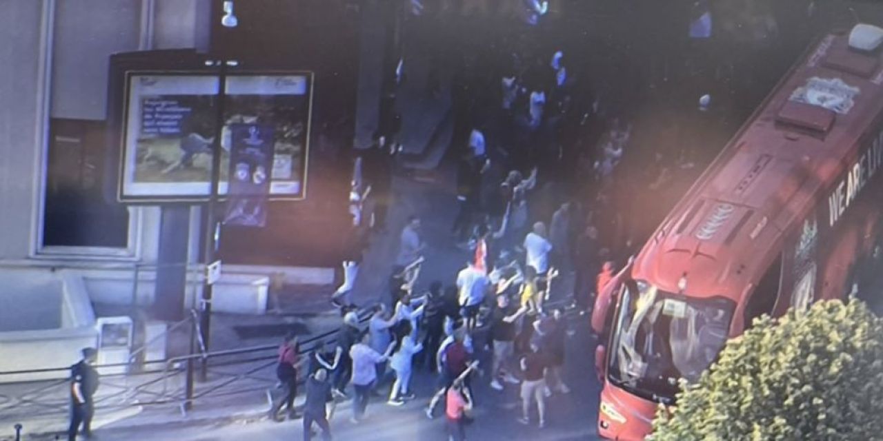 Imagini incredibile înaintea finalei de la Paris! Autocarul lui Liverpool, blocat în trafic:
