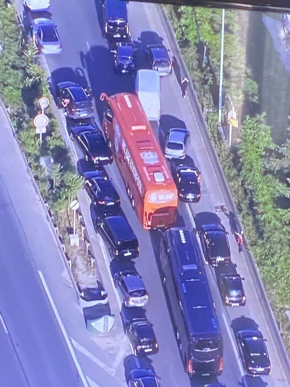 Imagini incredibile înaintea finalei de la Paris! Autocarul lui Liverpool, blocat în trafic: 
