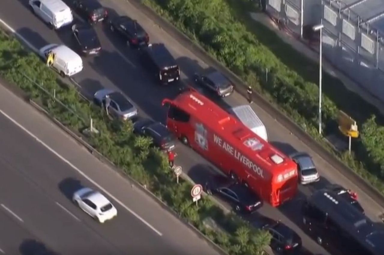 Imagini incredibile înaintea finalei de la Paris! Autocarul lui Liverpool, blocat în trafic: